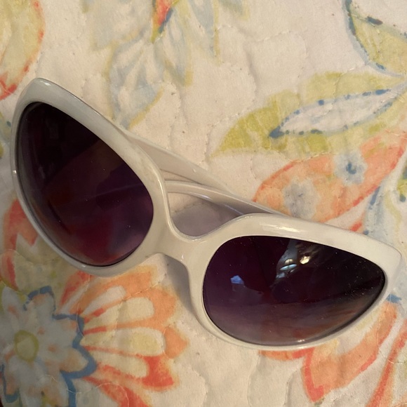 White large Sunglasses dark lens 100%UV - Picture 2 of 6